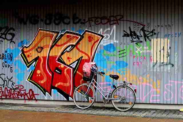 鉴黄师免费观看商业模式·法律边界红与黑